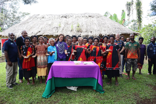 Femili PNG team meets Ukuni Women in Coffee