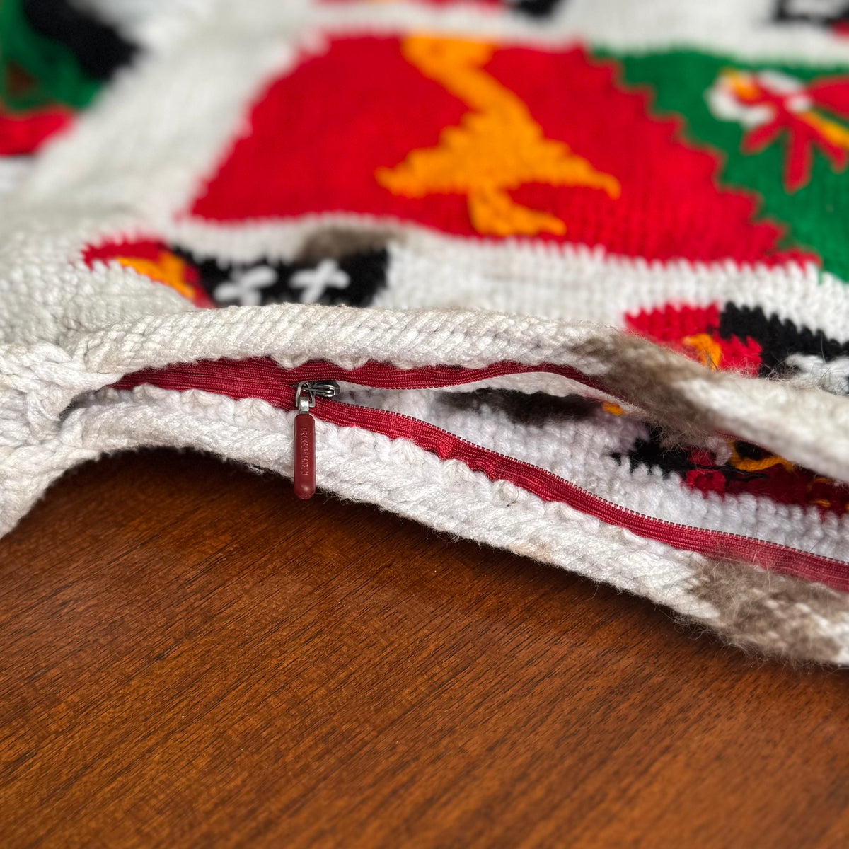 White-PNG-Flag-Theme Bilum with possum fur
